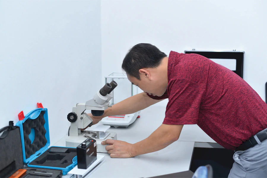 Phòng lab kiểm soát chất lượng nhôm